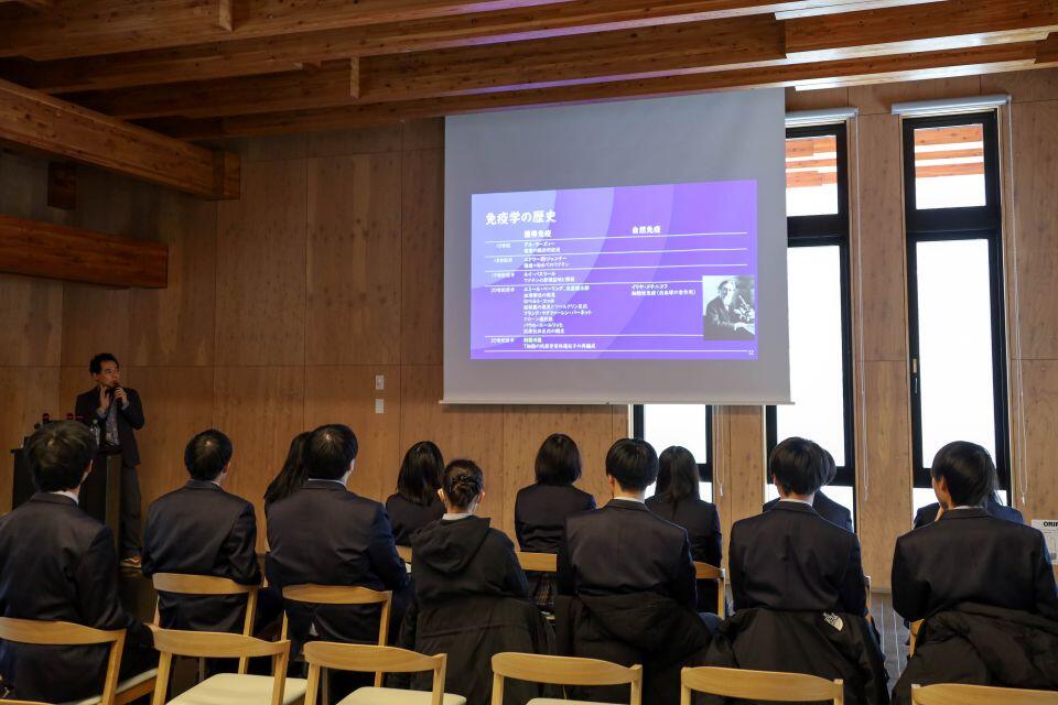 研究室見学の前に医学部百年記念館で講義を実施