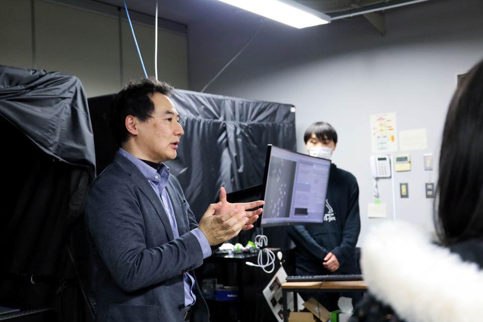 研究室を見学し、水谷講師の解説を聞く生徒のみなさん