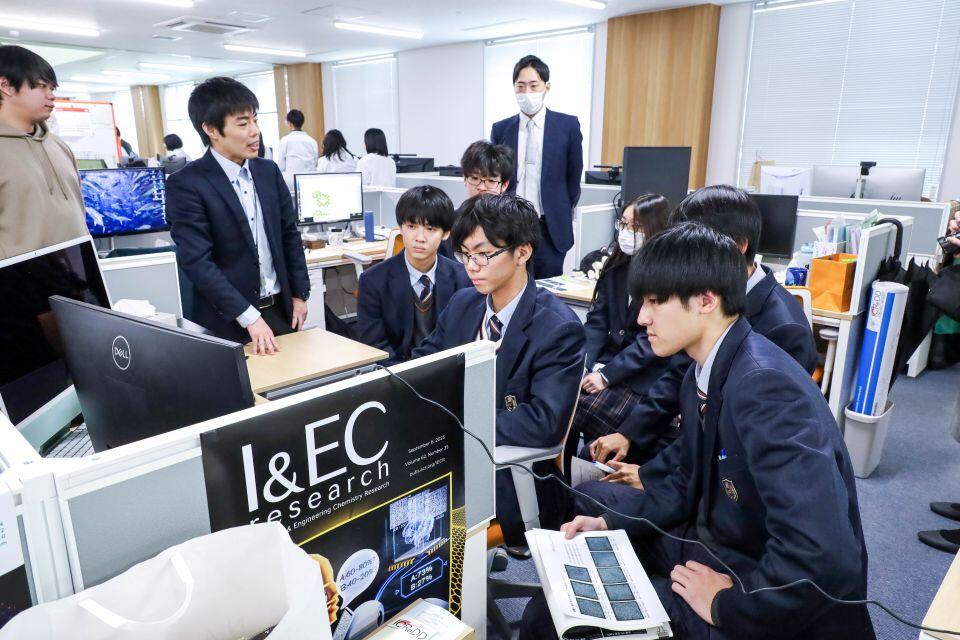 AIについて解説を受ける生徒たち