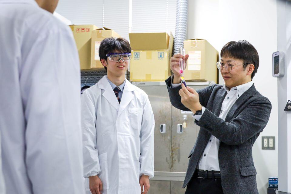 UVライトを当てて色の変化を見る