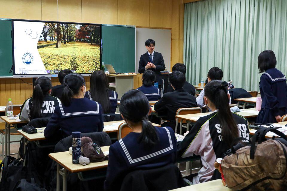 生徒の質問に答える岩田特任准教授