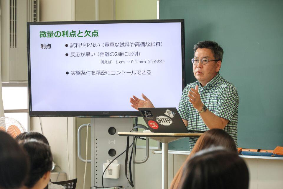 生徒たちへ丁寧に解説する渡慶次教授（提供：工学系広報室）