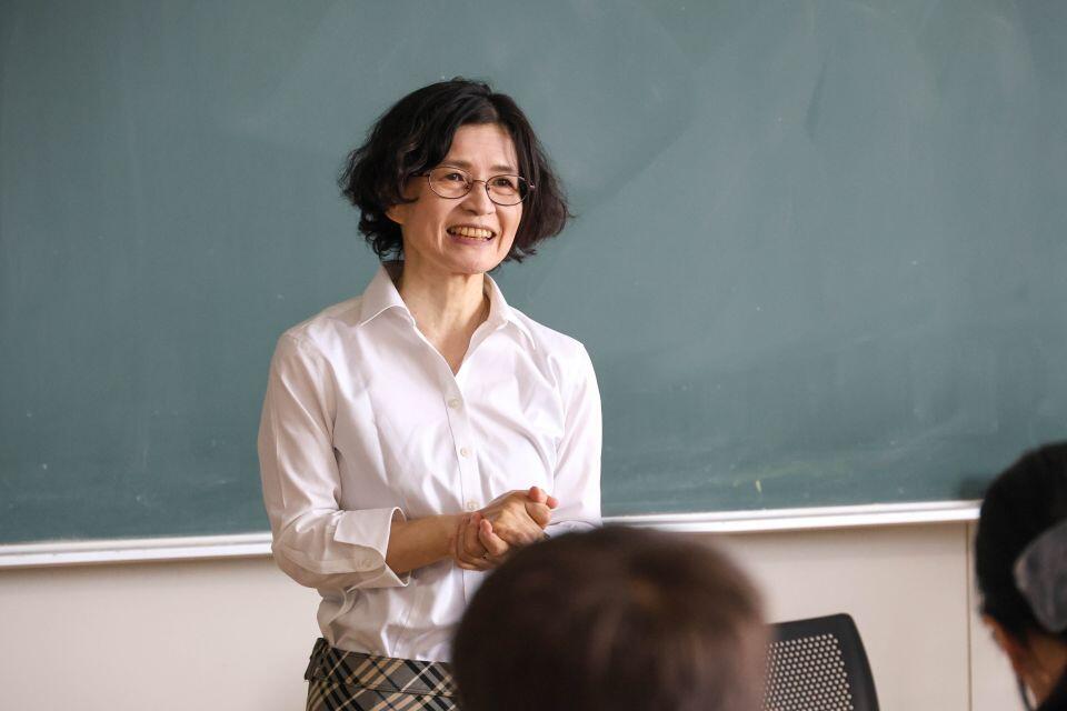 生徒たちに人工知能の最前線を紹介する長谷山教授（提供：工学系広報室）