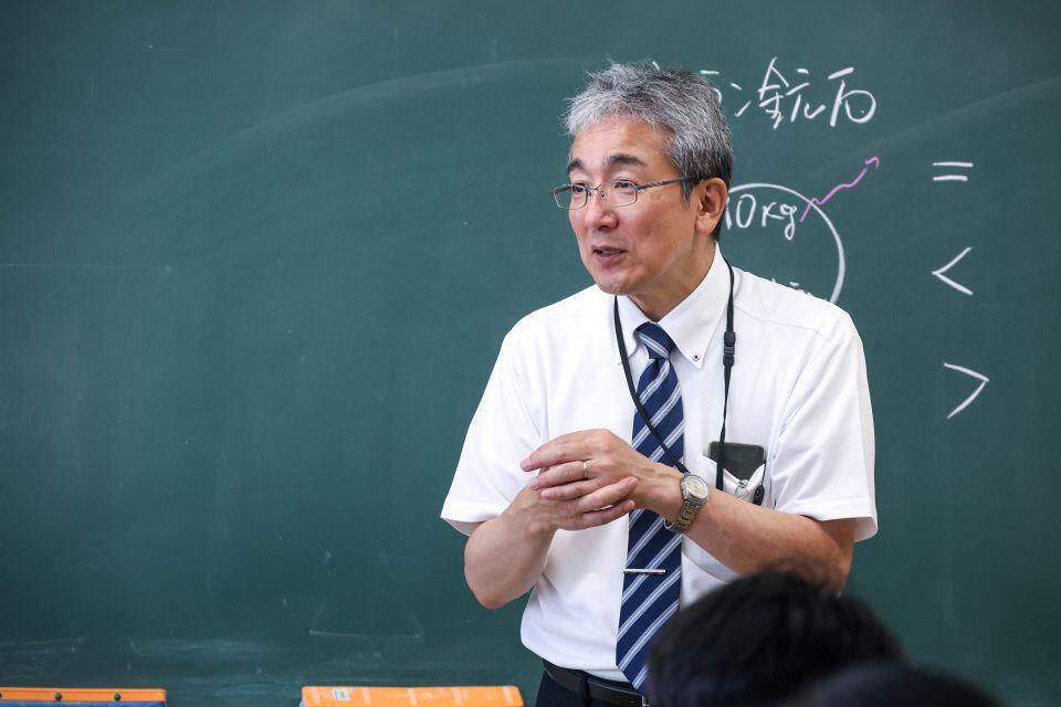 放射線や原子力の概念について講義を行う小崎教授（提供：工学系広報室）