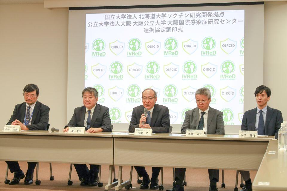 調印式終了後、記者の質問に答える掛屋弘・OIRCIDセンター長(中央)と澤洋文・IVReD拠点長(左から2番目)ら
