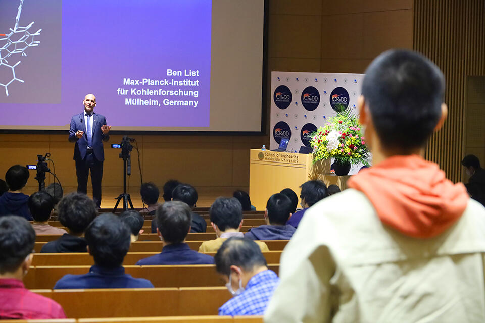 学生からの質問に答えるベンジャミン・リスト特任教授（撮影：広報課 学術国際広報担当 川本真奈美）