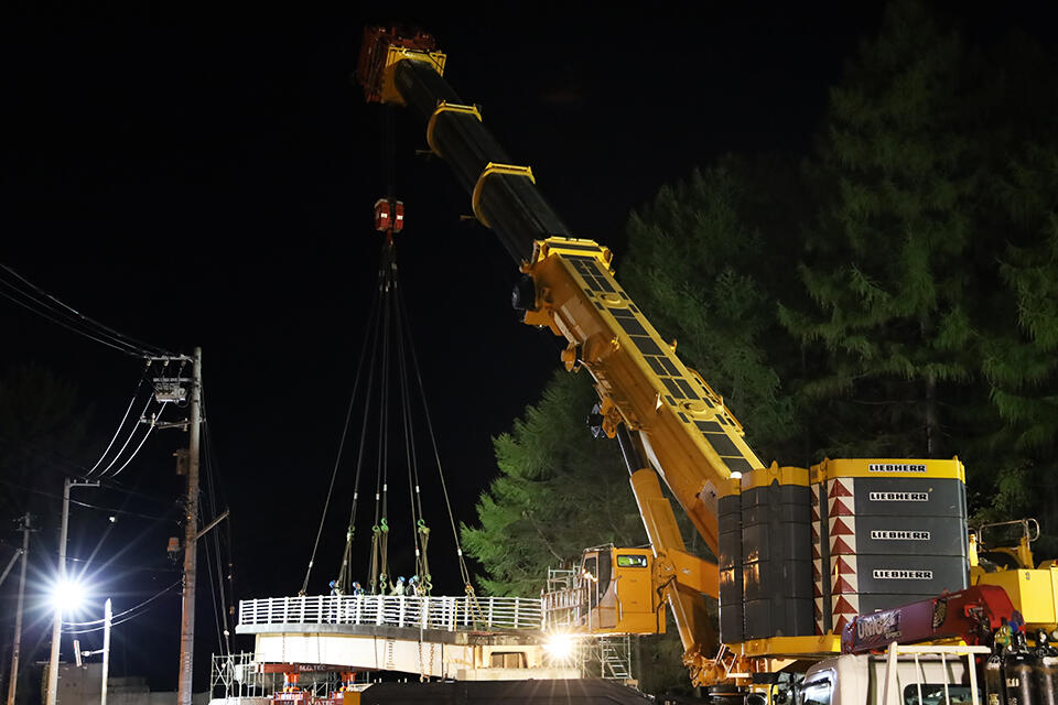 札幌研究林（実験苗畑）と札幌キャンパスをつないでいた跨道橋の撤去工事の様子