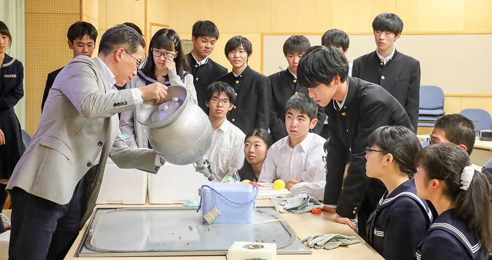 出張講義の様子 撮影:越後谷 駿(広報特派員・生命科学院修士課程1年、当時)