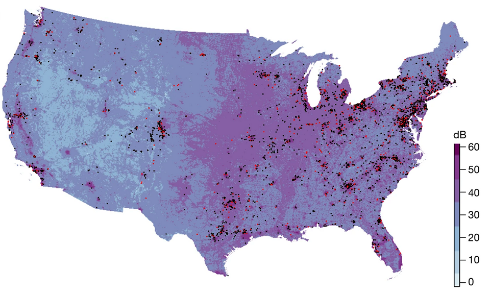 アメリカの人口騒音の分布図。色の濃淡が騒音の大きさ、点は解析に使われた鳥類の巣の位置（赤が繁殖に失敗した巣、黒が繁殖に成功した巣）を示す（出展：Senzaki, M. et al. Nature 587, 605-609 (2020).）