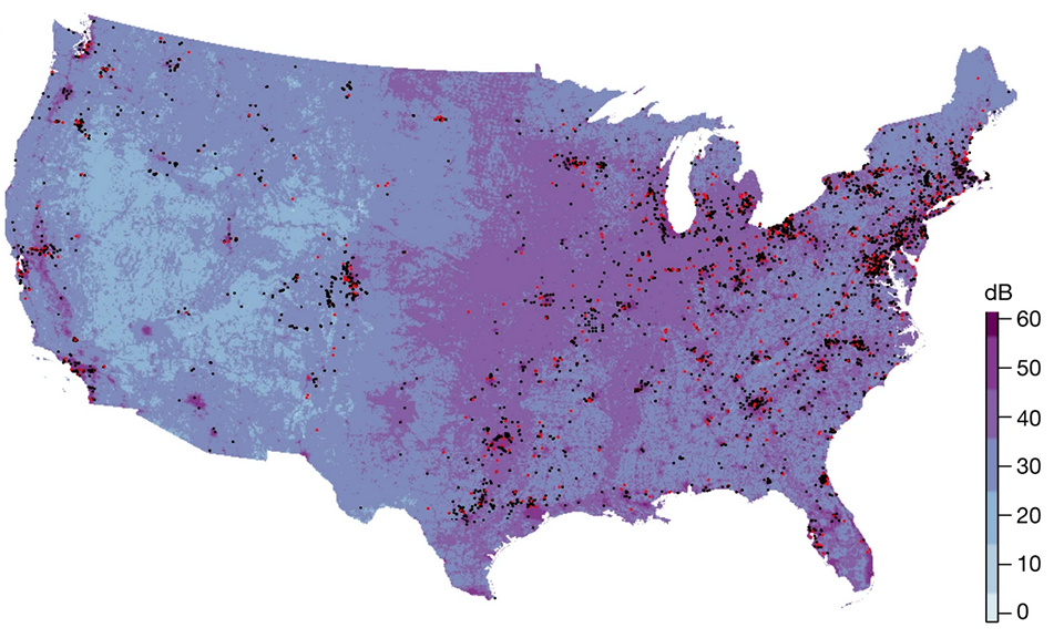 アメリカの人口騒音の分布図。色の濃淡が騒音の大きさ、点は解析に使われた鳥類の巣の位置(赤が繁殖に失敗した巣、黒が繁殖に成功した巣)を示す(出展:Senzaki, M. et al. Nature 587, 605-609 (2020).)