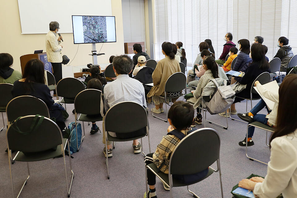 圦本さんの講演に熱心に耳を傾ける参加者たち