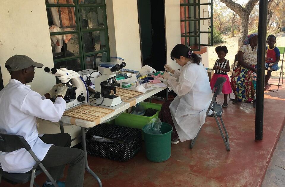 最新の医療機器が不足するザンビアで、林田さんは同僚とともに現地住民の検査を行う

