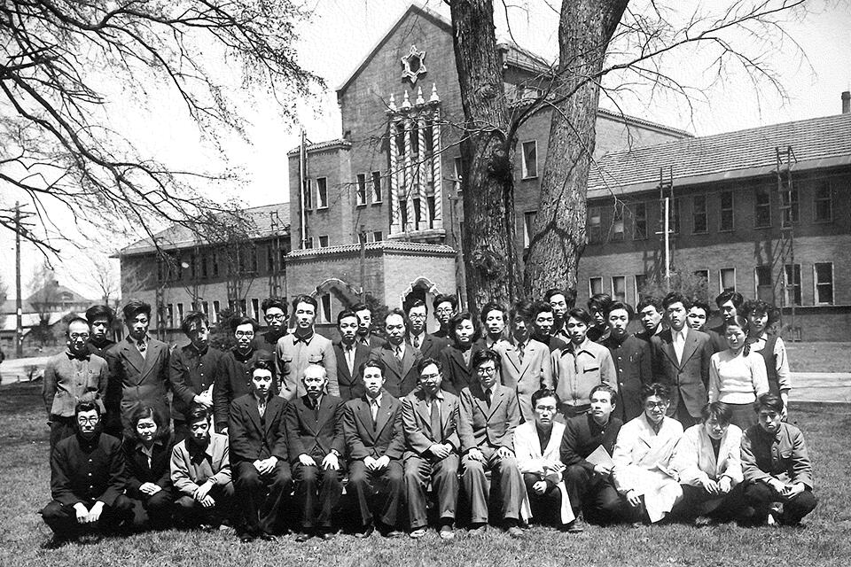 学生時代の柳町名誉博士。前列左から3番目（1952年撮影、提供：柳町隆造 名誉博士）