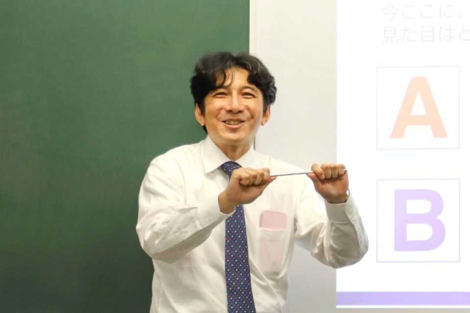 クイズや実物を交えながら材料について解説する菊地准教授