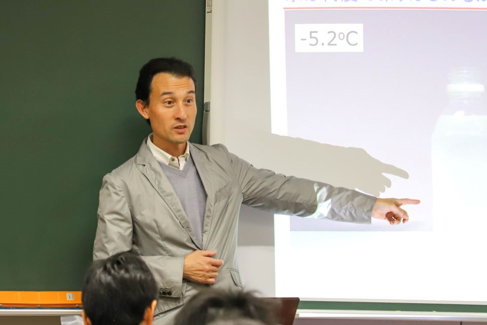 宇宙塵の生成について解説する木村教授