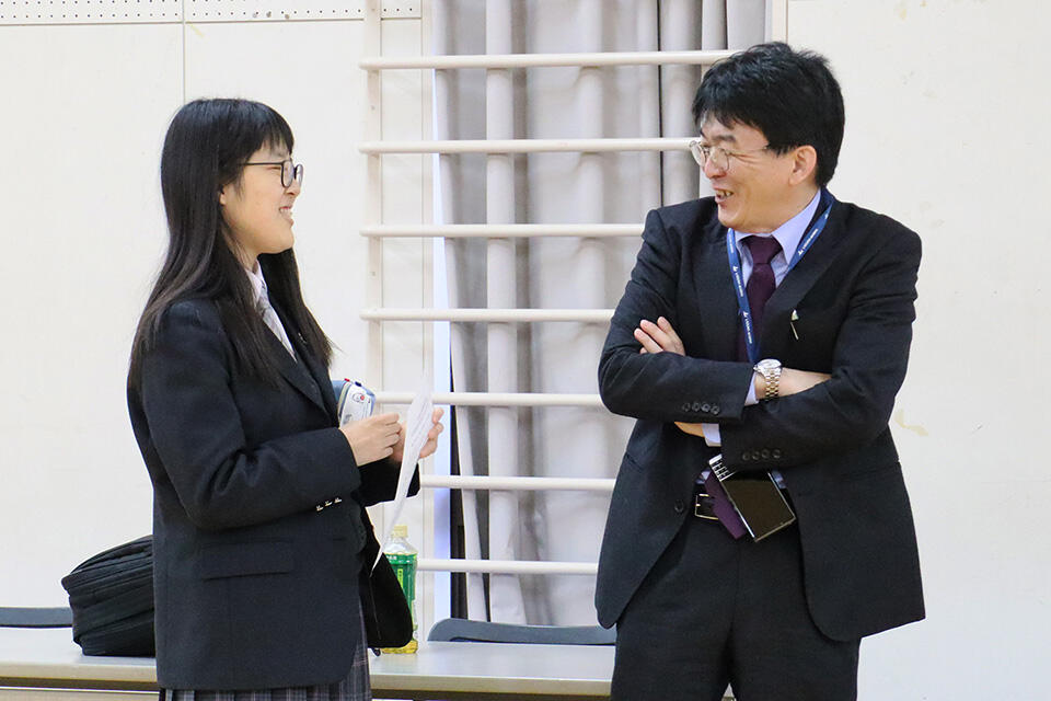 高校生の質問に, 笑顔で答える清水教授