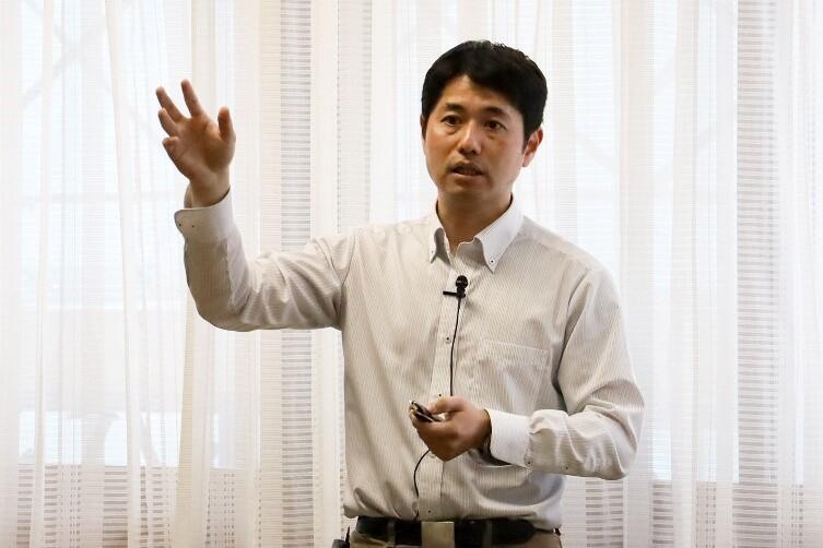 自身の研究について語る川堀特任准教授