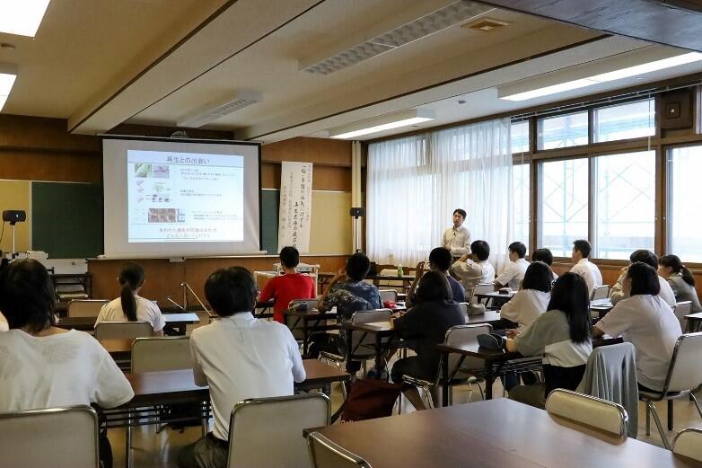 大勢の高校生が参加しました