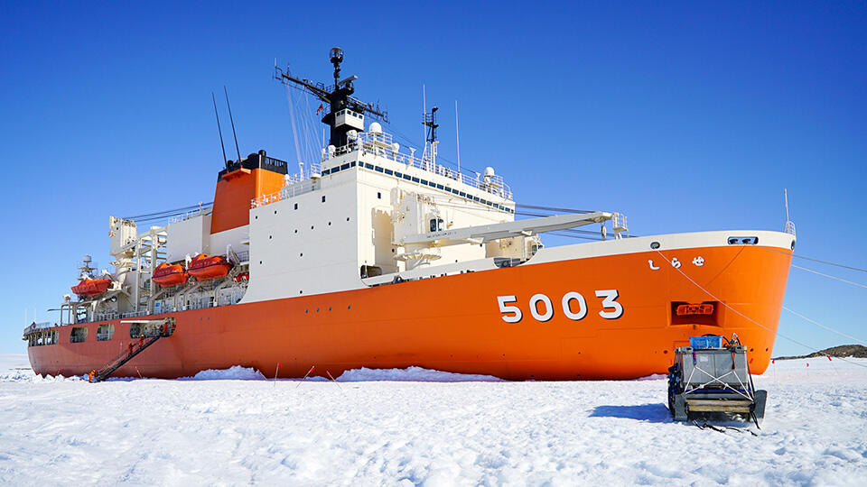 南極観測船「しらせ」　第58次南極観測（2017）の際に撮影《写真提供：低温科学研究所 小野数也 技術専門職員》