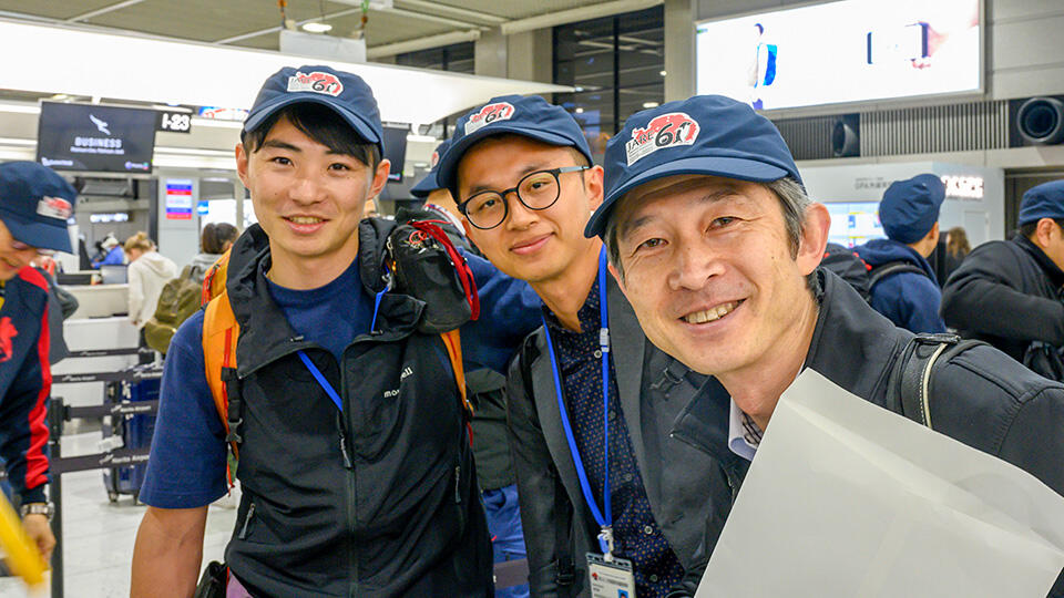 青木研究室の隊員。出発前の成田空港にて《写真提供：小野技術専門職員》