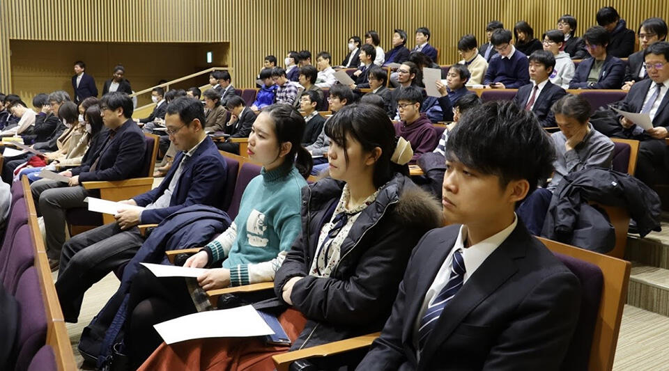 会場の様子。多くの学生、教職員らが参加しました