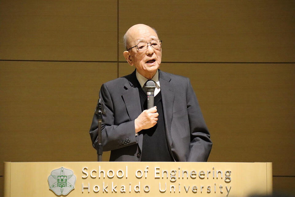 総合化学院への期待を語る鈴木名誉教授（ユニバーシティ・プロフェッサー）