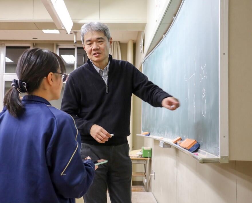 講義後も高校生からたくさんの質問がありました