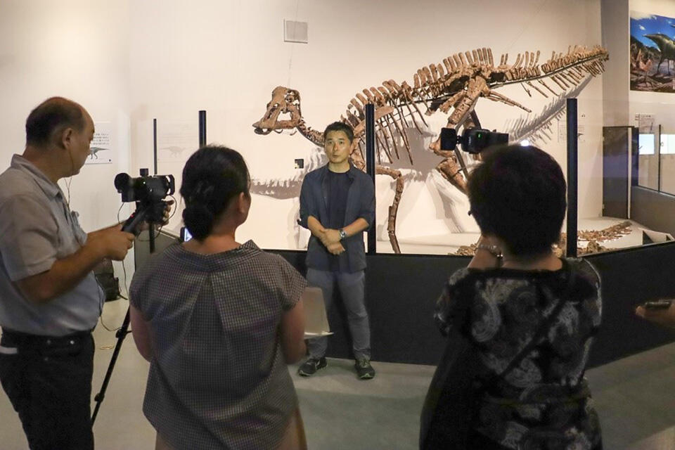 むかわ竜全身骨格化石の前で小林教授にインタビューしました