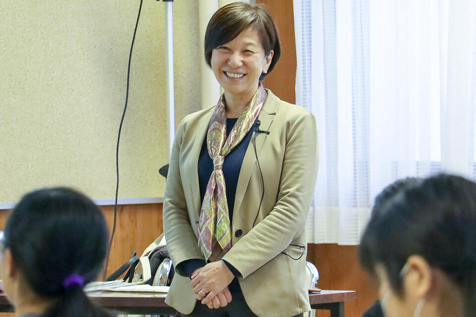 小樽潮陵高校で講義する玉腰教授