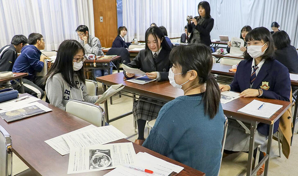 健康に関する新聞記事などを読み、議論する生徒たち