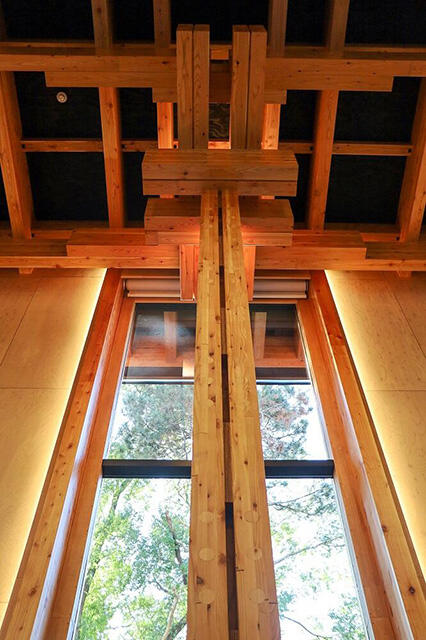 屋根を支える仕組みは「斗栱（ときょう）」という伝統的な構法をモチーフにしている