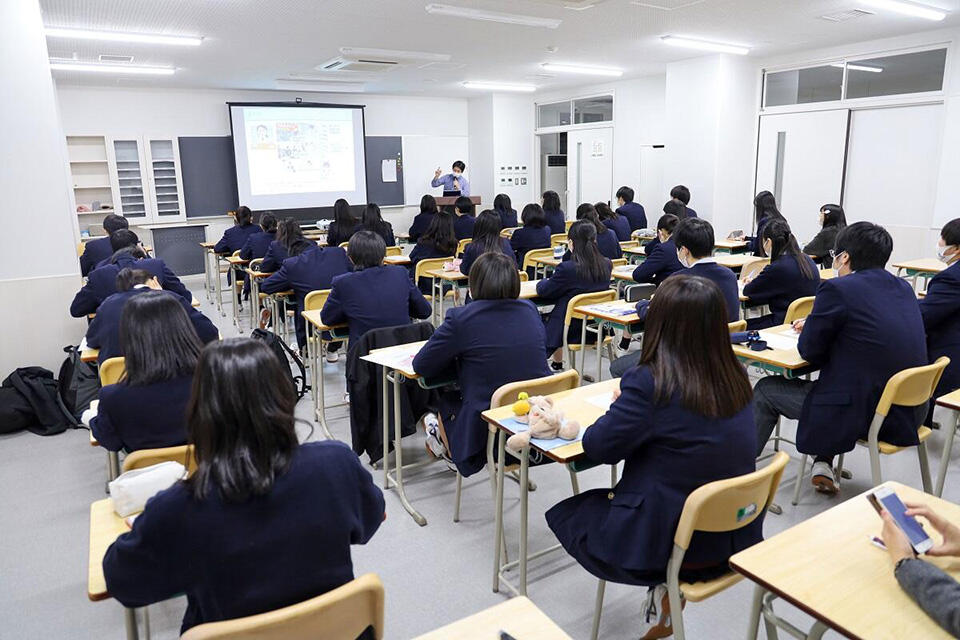 熱心に耳を傾ける高校生たち