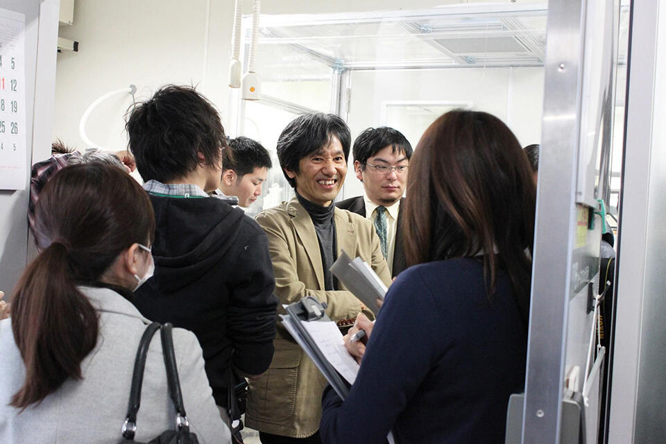 2011年3月、イトカワサンプルが到着した際に実施した「報道関係者向け説明会」の様子。多くの報道関係者が圦本教授の取材に訪れた