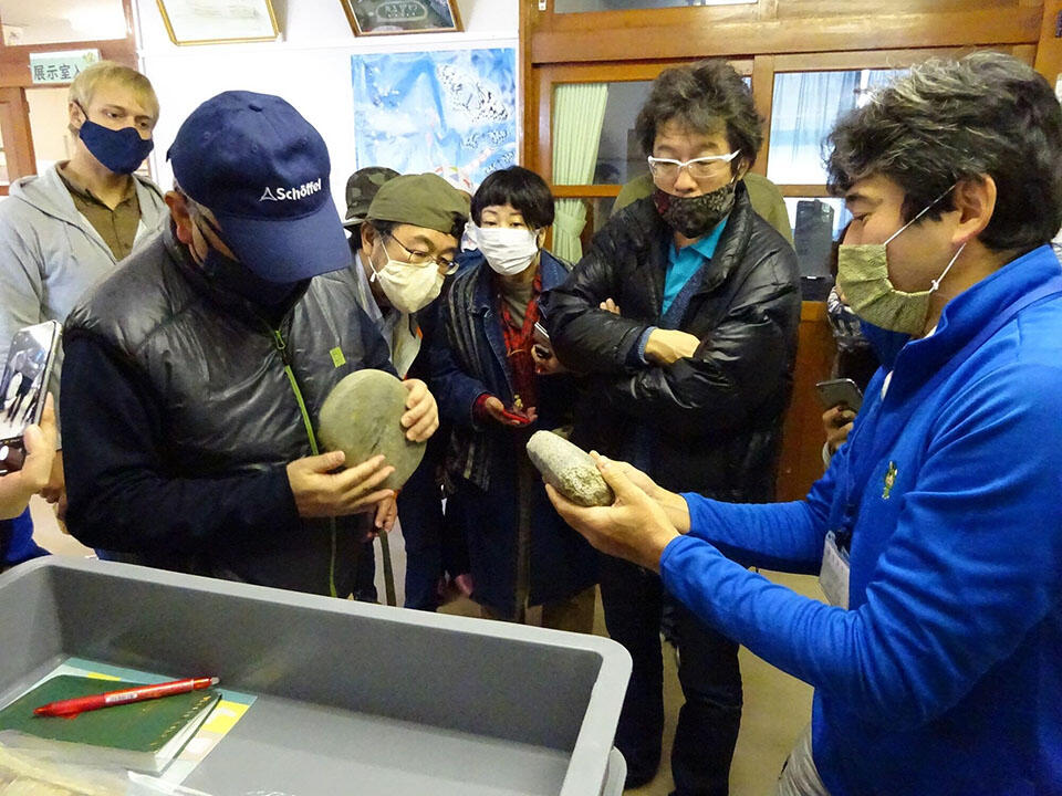 シンポジウム翌日に行われた喜界島の埋蔵文化財センター視察の様子。写真右から2人目が渡邊講師