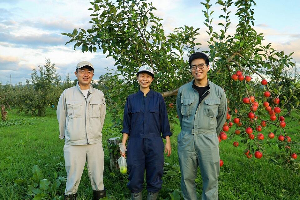 星野研究室の学生とともに。