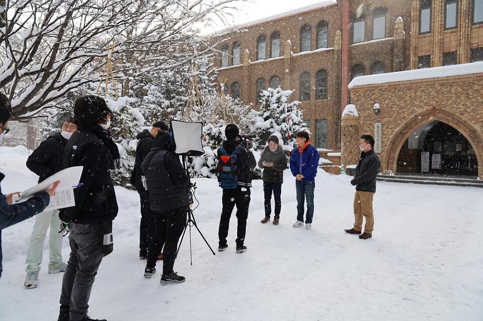 雪が降りしきる中、北海道大学総合博物館前からライブ配信がスタート