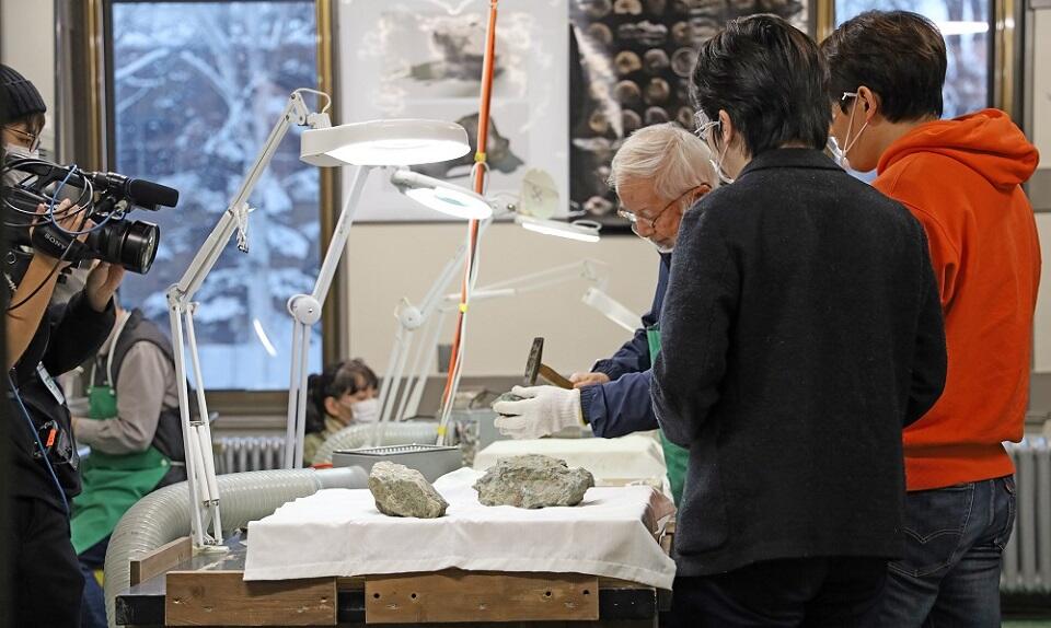 総合博物館ボランティア 化石グループの岡野忠雄さんが化石クリーニングについて解説