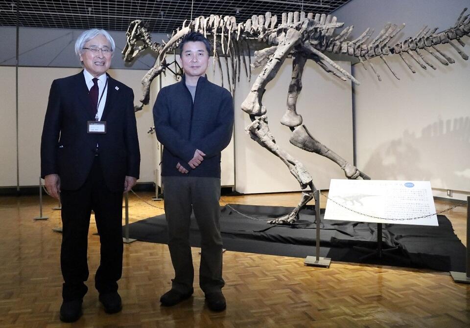 本学の観光学高等研究センター 特別招聘教授でもある北海道博物館 石森秀三館長（左）と北海道大学総合博物館 小林快次教授（右）