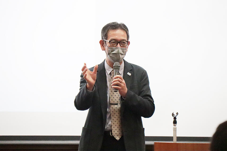 挨拶する北海道大学 増田隆夫 理事・副学長