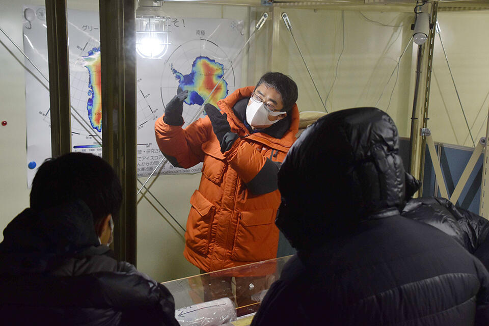 低温室で解説する低温科学研究所 飯塚芳徳 准教授(写真提供:読売新聞社)