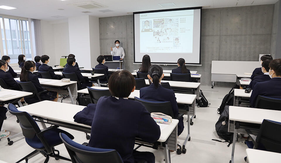 医療現場で活躍する様々な職種について紹介する川堀助教