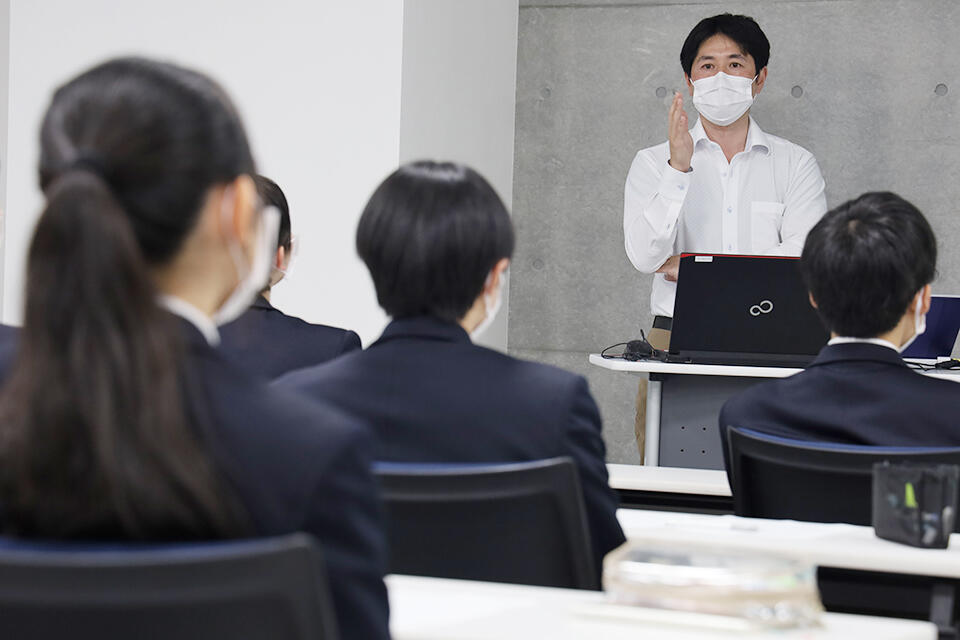 生徒全員、一人一人の質問にこたえていく川堀助教