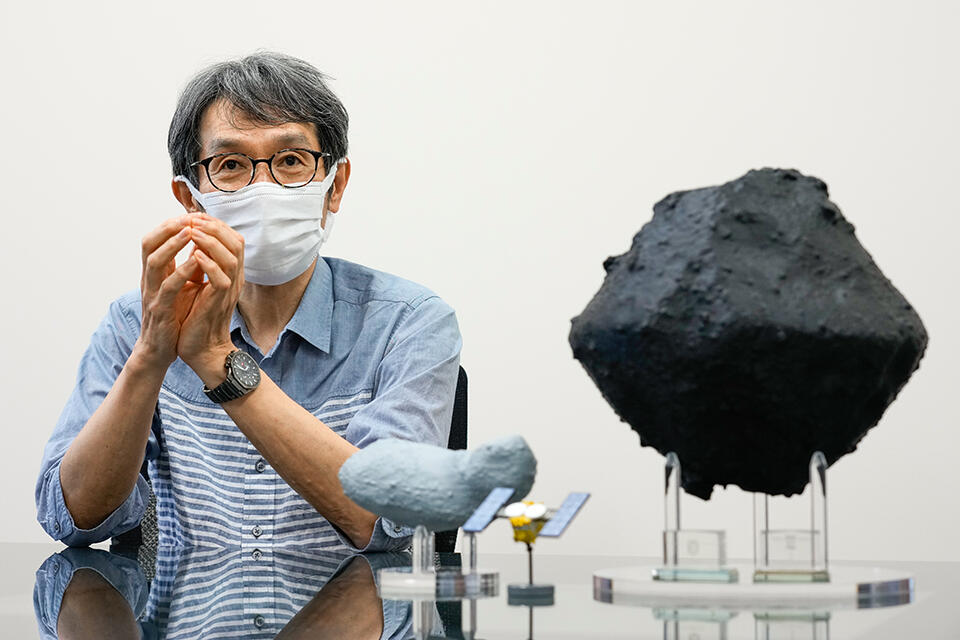 「はやぶさ2」プロジェクト初期分析チーム 化学分析チームのリーダーを務める圦本教授