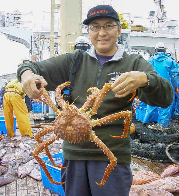 ベーリング海において底引き網で採集した大物カニ（北海道大学水産学部附属練習船おしょろ丸船上）