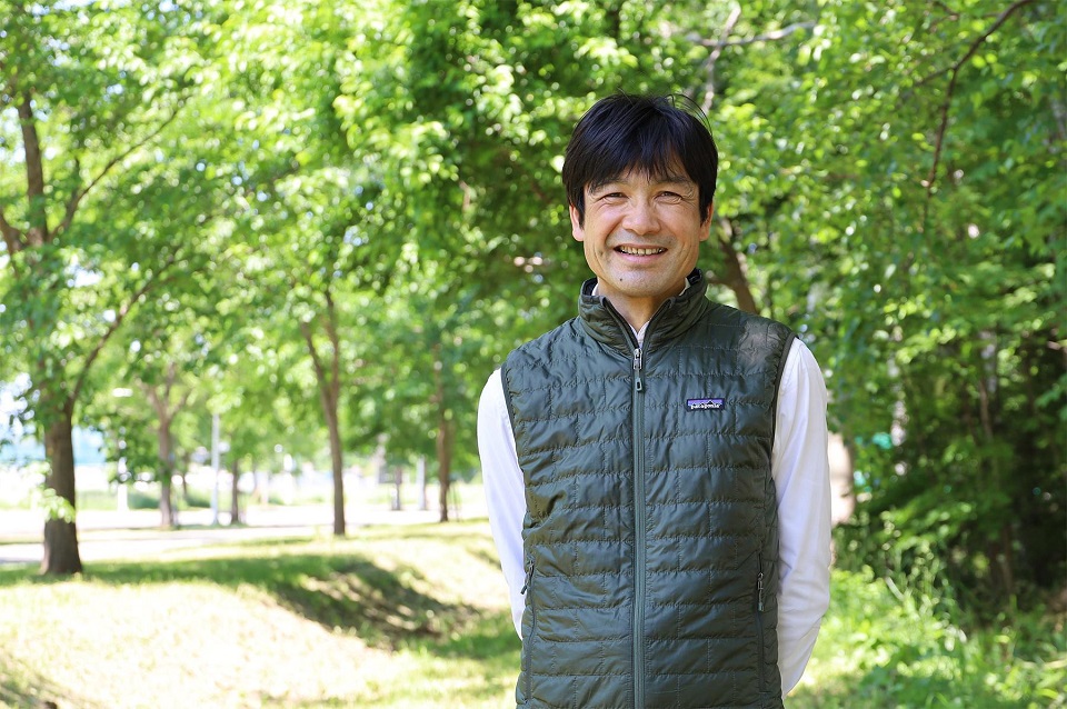 低温科学研究所の前で(撮影:広報課 学術国際広報担当 川本 真奈美)