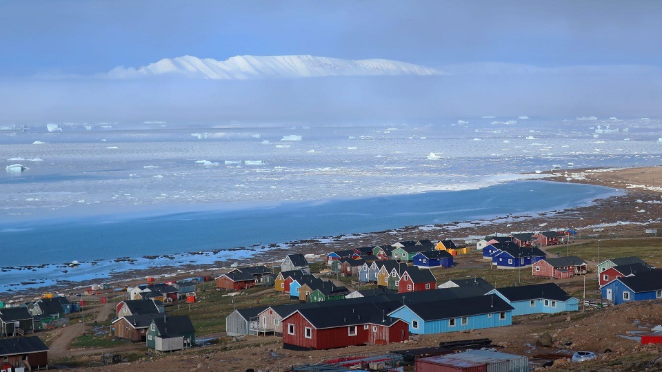 杉山教授らが研究に通うグリーンランドの小さな村、カナック。（2012年撮影、提供：杉山慎 教授）