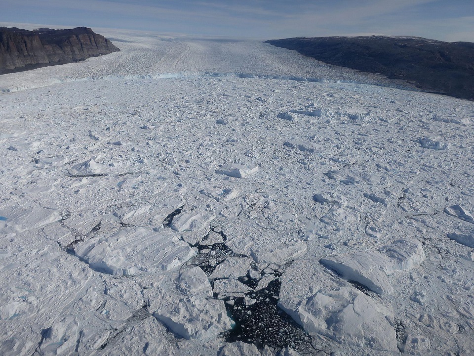 グリーンランド北西部で海に流れ出すトレイシー氷河（2013年撮影、提供：杉山慎 教授）