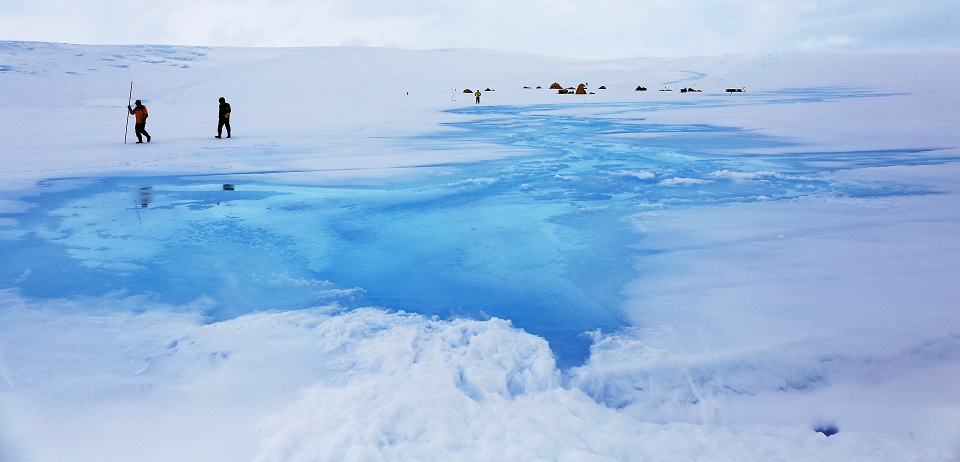 2021年〜2022年にかけて南極のラングホブデLanghovde氷河で、氷河の底を調べる掘削調査等を行なった。（2022年撮影、提供：杉山慎 教授）
