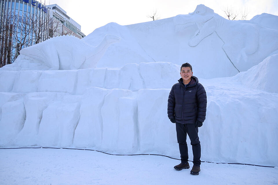 大雪像と総合博物館 副館長・教授の小林快次さん