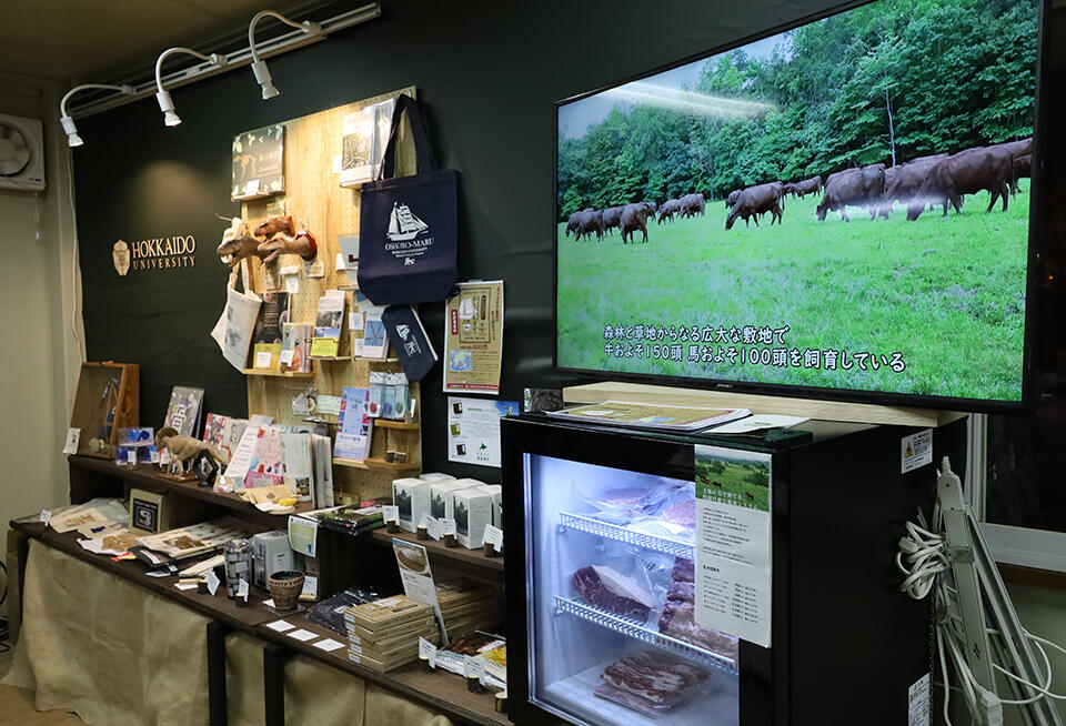 雪像横の北海道大学ブースでは、北大短角牛やオリジナル商品の購入もできる